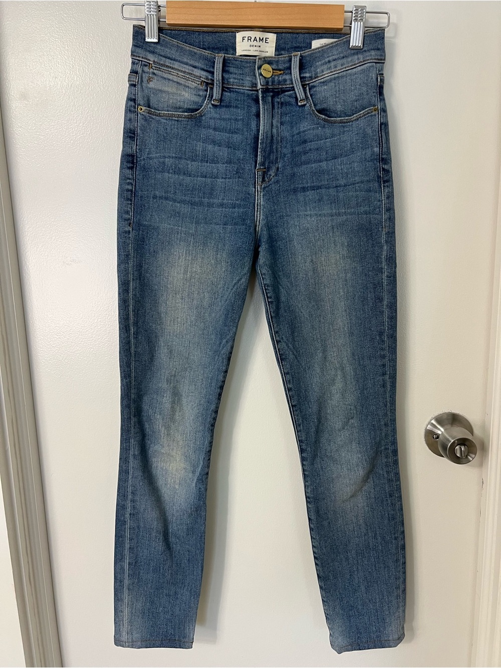 Frame Denim High-Rise Skinny Jeans in Faded Blue Wash Minimalist 90s Denim Work